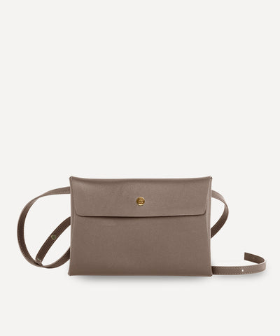 LA GRANDE ENVELOPPE CUIR GRISE AVEC BANDOULIÈRE