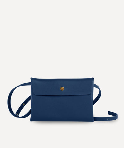 LA GRANDE ENVELOPPE CUIR MARINE AVEC BANDOULIÈRE