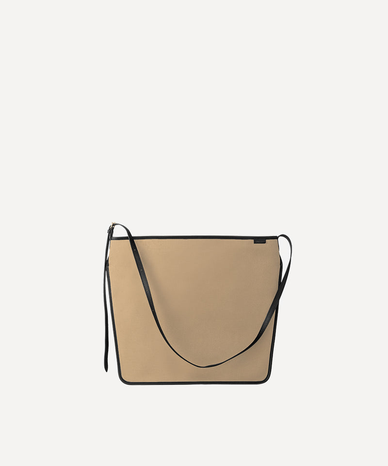 Le sac Postier L/UNIFORM en toile Dune et en cuir noir vue de face