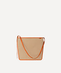 Le sac Postier L/UNIFORM en toile Dune et en cuir orange vue de face