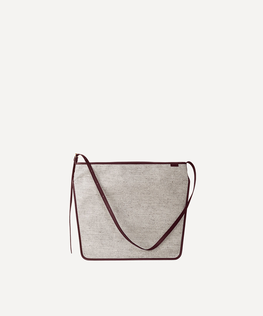 Le sac Postier L/UNIFORM en toile Quadrille Marron et en cuir bordeaux vue de face