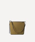 Le sac Postier L/UNIFORM en toile kaki et en cuir noir vue de face