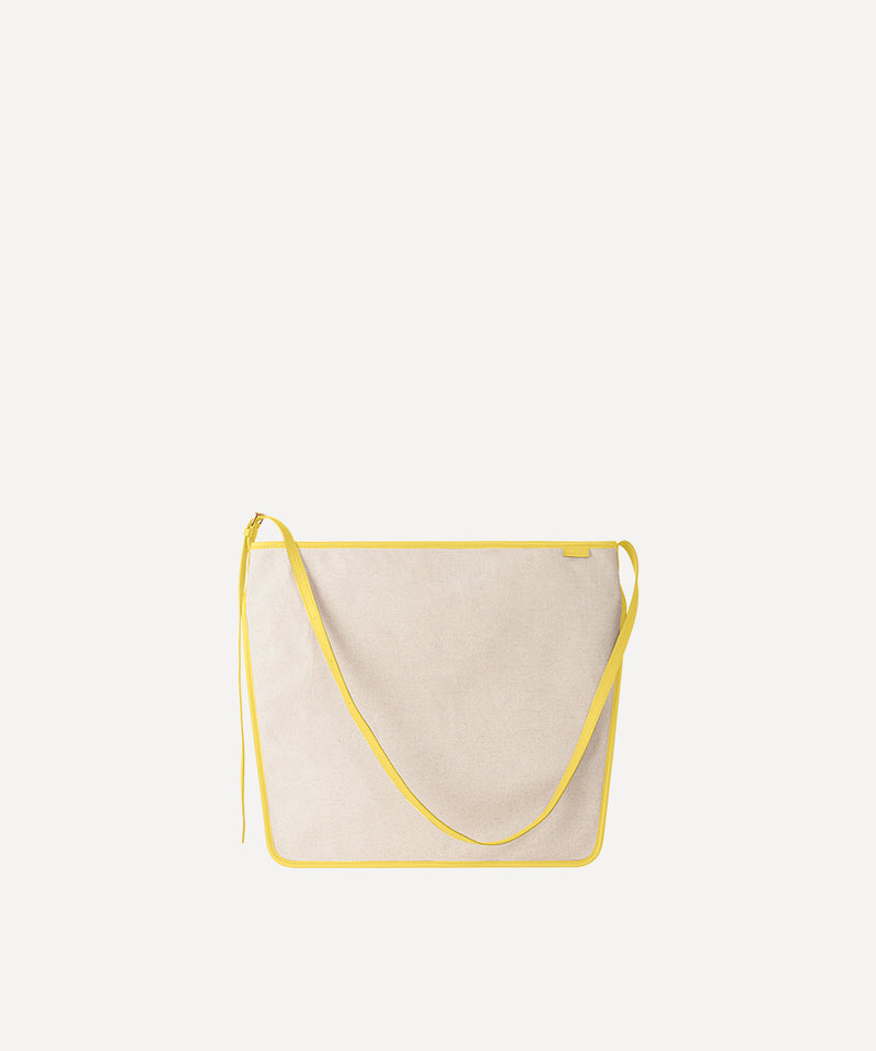 Le sac Postier L/UNIFORM en toile Quadrille naturelle et en cuir jaune vue de face
