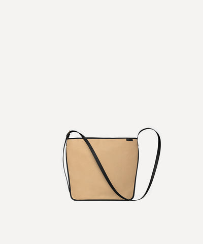 Le sac Petit Postier L/UNIFORM en toile dune et en cuir noir vue de face