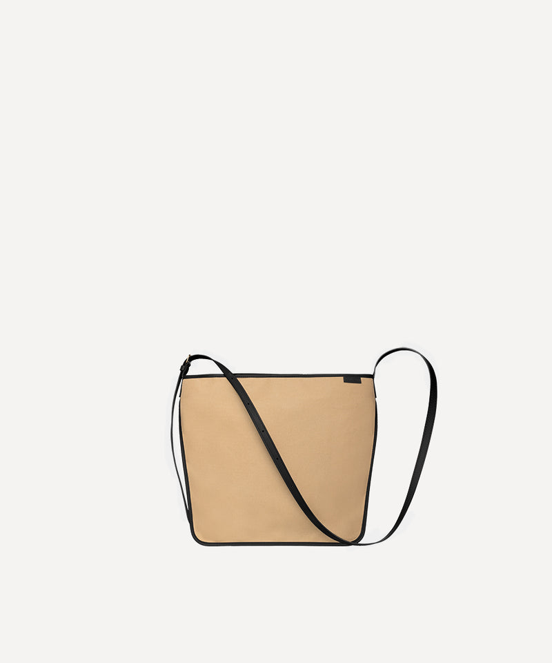 Le sac Petit Postier L/UNIFORM en toile dune et en cuir noir vue de face