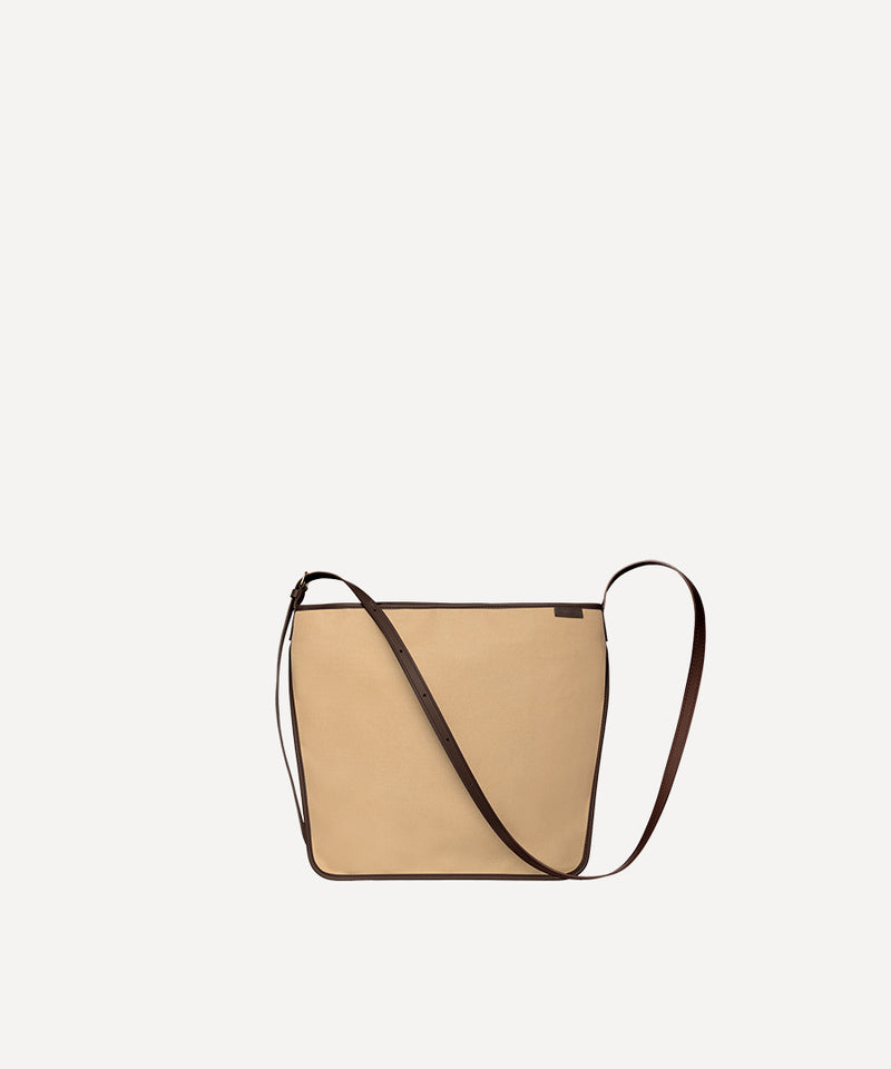 Le sac Petit Postier L/UNIFORM en toile dune et en cuir marron vue de face