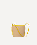 Le sac Petit Postier L/UNIFORM en toile dune et en cuir jaune vue de face