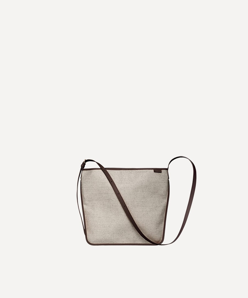 Le sac Petit Postier L/UNIFORM en toile quadrille marron et en cuir chocolat vue de face