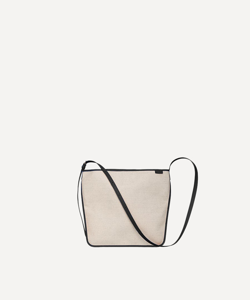 Le sac Petit Postier L/UNIFORM en toile quadrille naturelle et en cuir noir vue de face