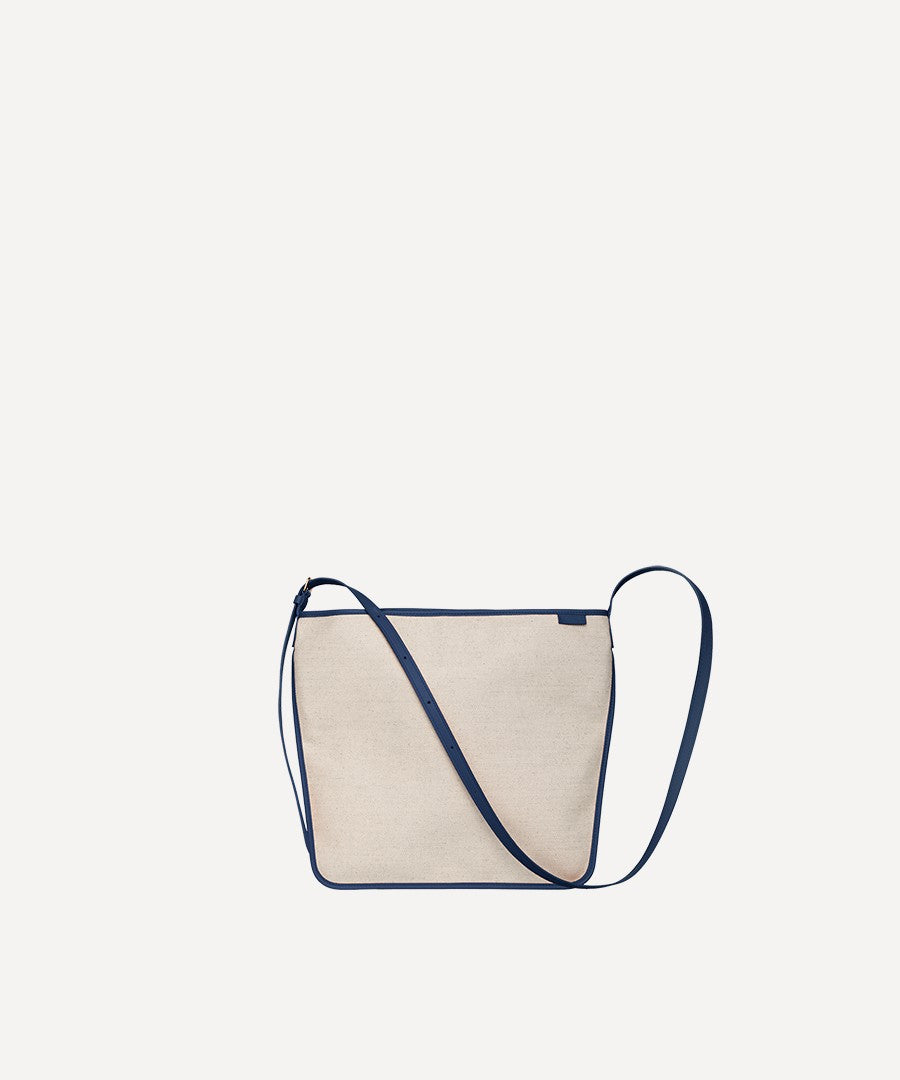 Le sac Petit Postier L/UNIFORM en toile quadrille naturelle et en cuir orange vue de face