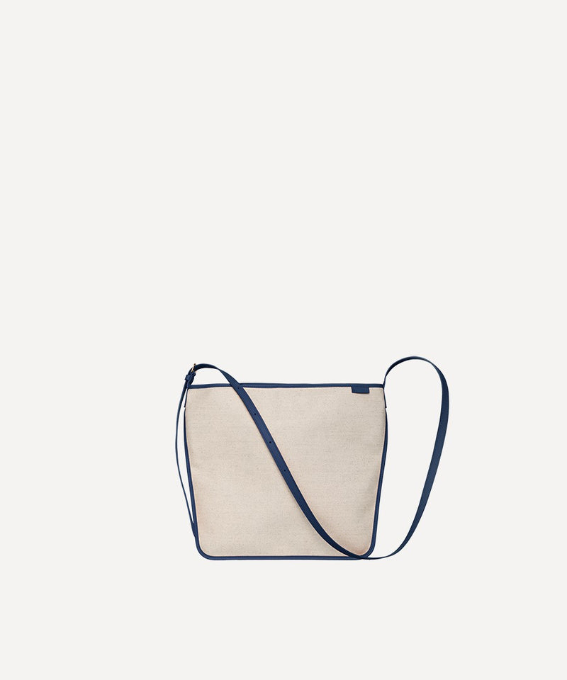 Le sac Petit Postier L/UNIFORM en toile quadrille naturelle et en cuir marine vue de face