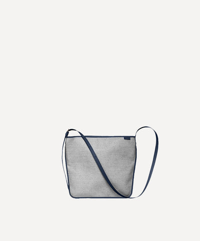 Le sac Petit Postier L/UNIFORM en toile quadrille marine et en cuir marine vue de face