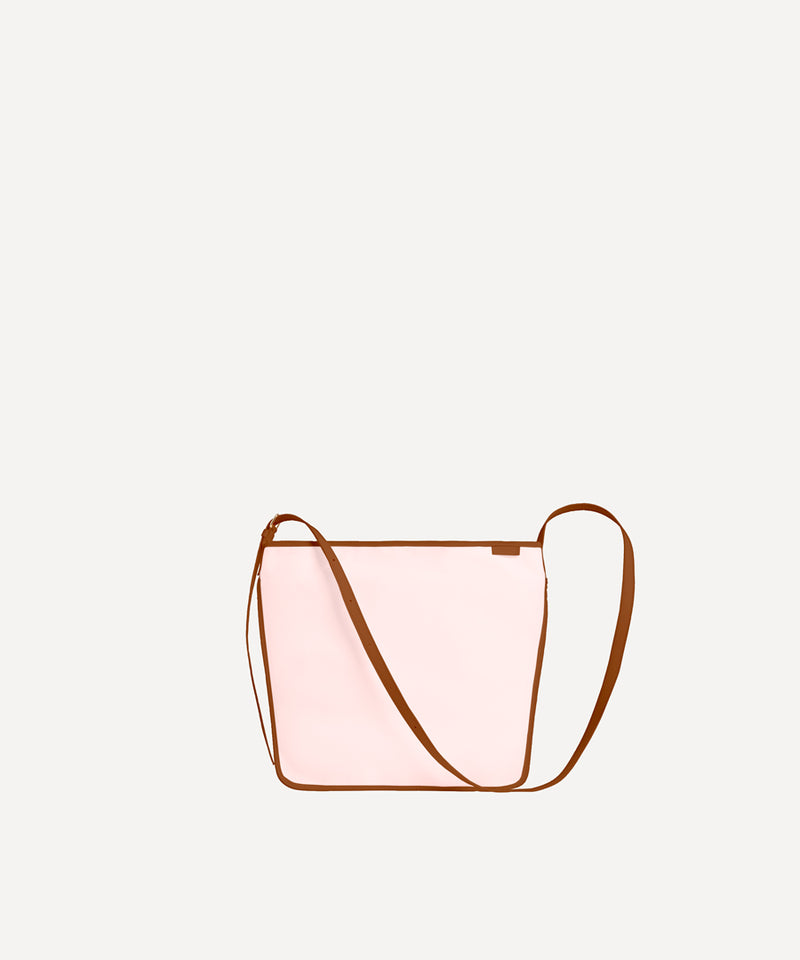 Sac le Petit Postier L/UNIFORM en toile rose et en cuir marron vue de face