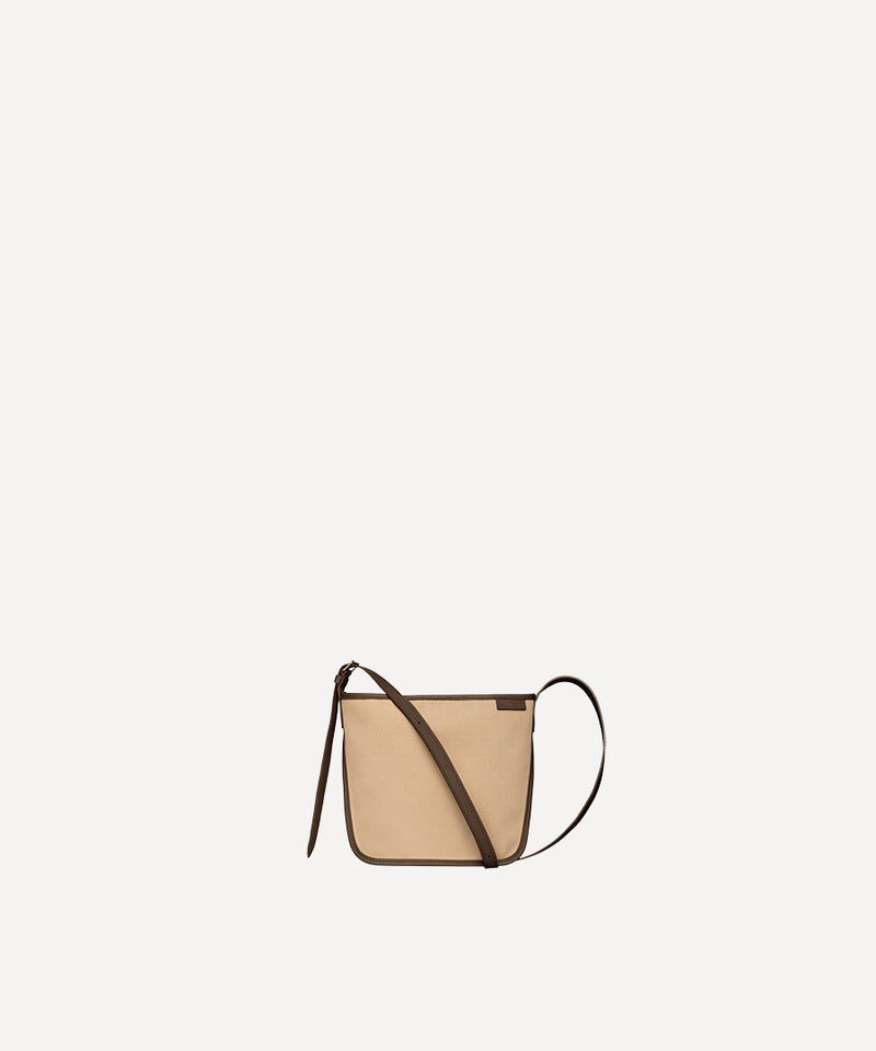 Le sac Mini Postier L/UNIFORM en toile dune et en cuir marron vue de face